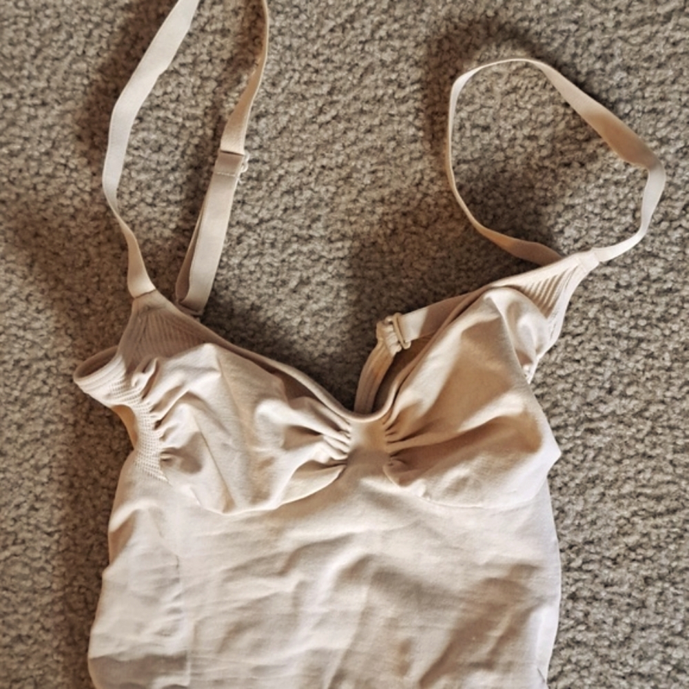 MEDIUM    SKIMS SEAMLESS SCULPTING THONG BODYSUIT - Picture 5 of 8